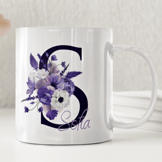 Lila initial med blommor – Personlig mugg