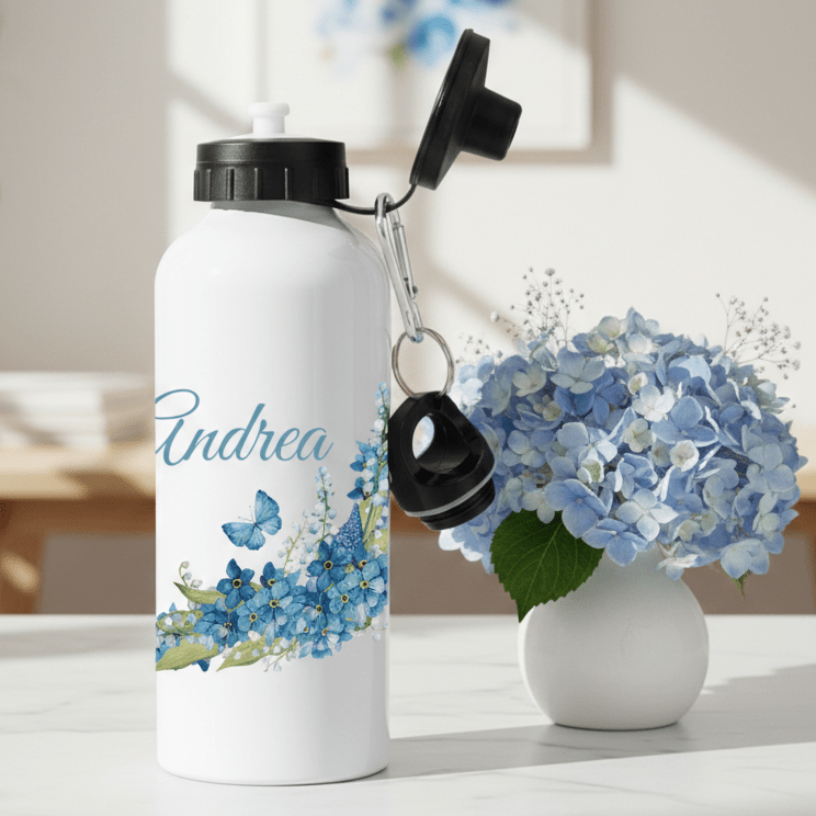 VattenflaskorBlå blommor med fjäril - Personlig vattenflaska med namn