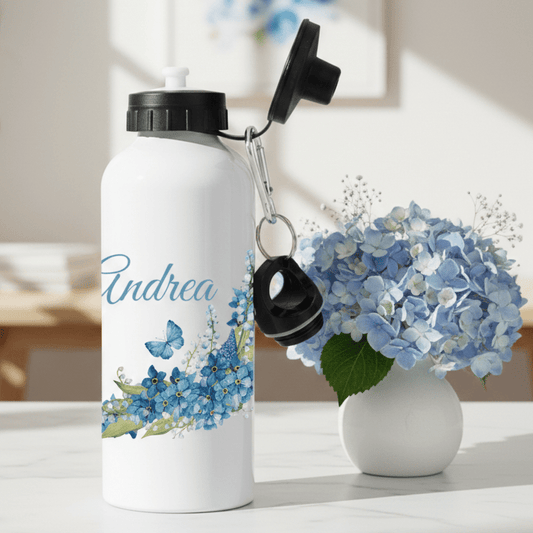 VattenflaskorBlå blommor med fjäril - Personlig vattenflaska med namn