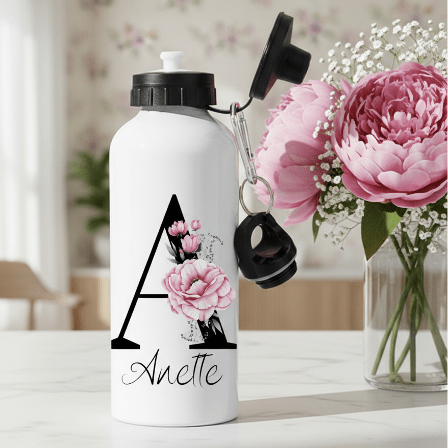 VattenflaskorRosa blommor med svart initial - Personlig vattenflaska med namn