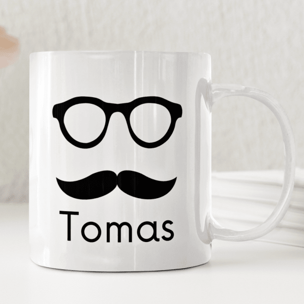 Personlig namnmugg med mustasch och namn ? stilren gåva med namnbetydelse