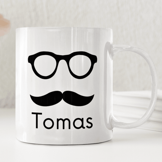Personlig namnmugg med mustasch och namn ? stilren gåva med namnbetydelse
