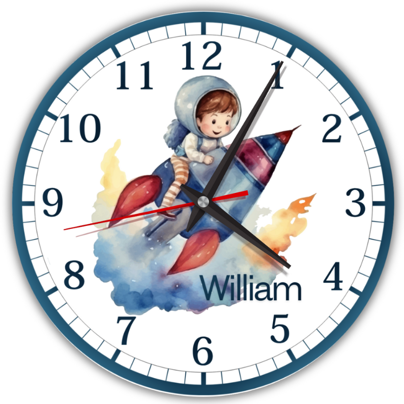 Tyst väggklocka för barn med rymdraket ? Personlig barnklocka för barnrum - DalaStil