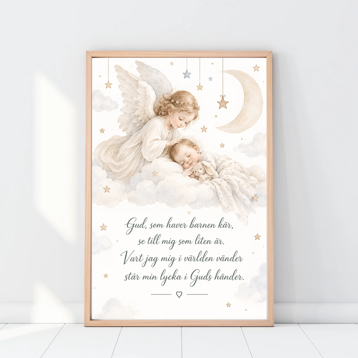 Tavla med skyddsängel, bebis och aftonbönen Gud som haver barnen kär i ljus ram mot vit vägg
