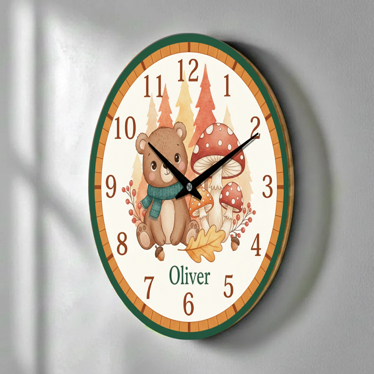 Personlig väggklocka för barn - Höstskog med björn - DalaStil