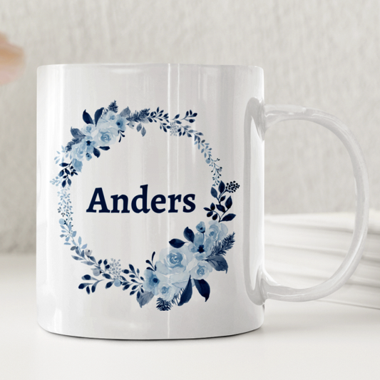 Vit keramikmugg med en enkel blå blomram och personlig text, maskulin design. stilren present till honom - DalaStil