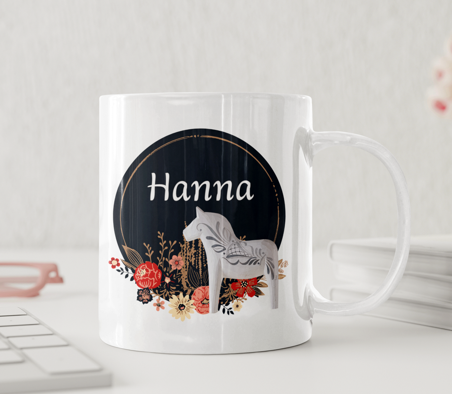 Personalisierte Tasse mit Dala-Pferd und Namen – traditionelles schwedisches Geschenk
