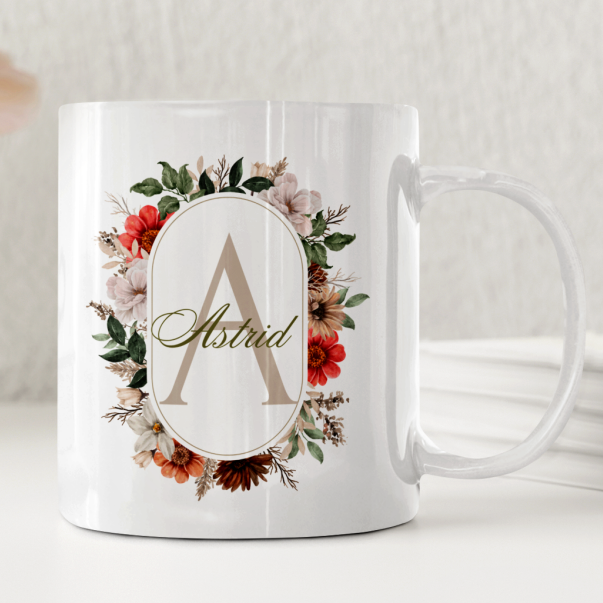 Personlig mugg med namn och initial i elegant blomsterram ? stilfull och unik present - DalaStil