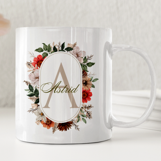 Personlig mugg med namn och initial i elegant blomsterram ? stilfull och unik present - DalaStil