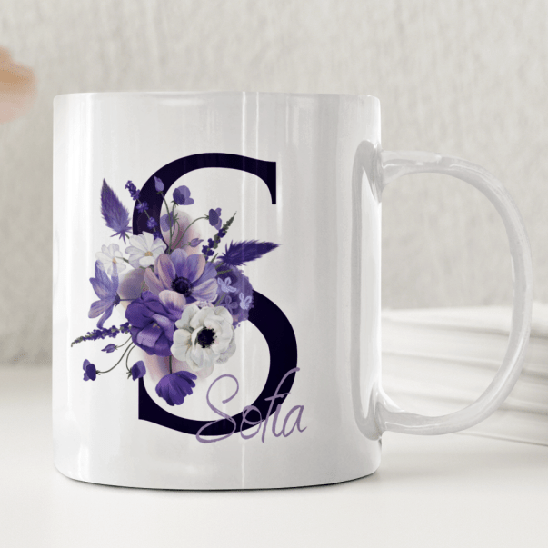 Lila initial med blommor – Personlig mugg