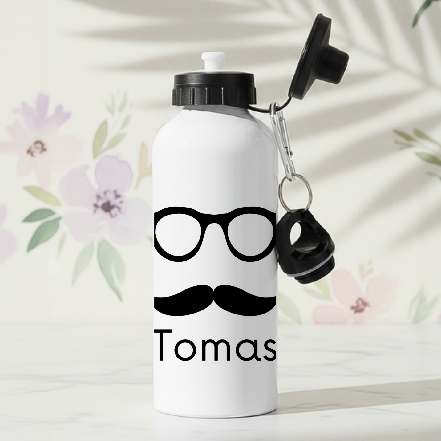 Glasögon och mustasch - Personlig vattenflaska för män med namn - DalaStil