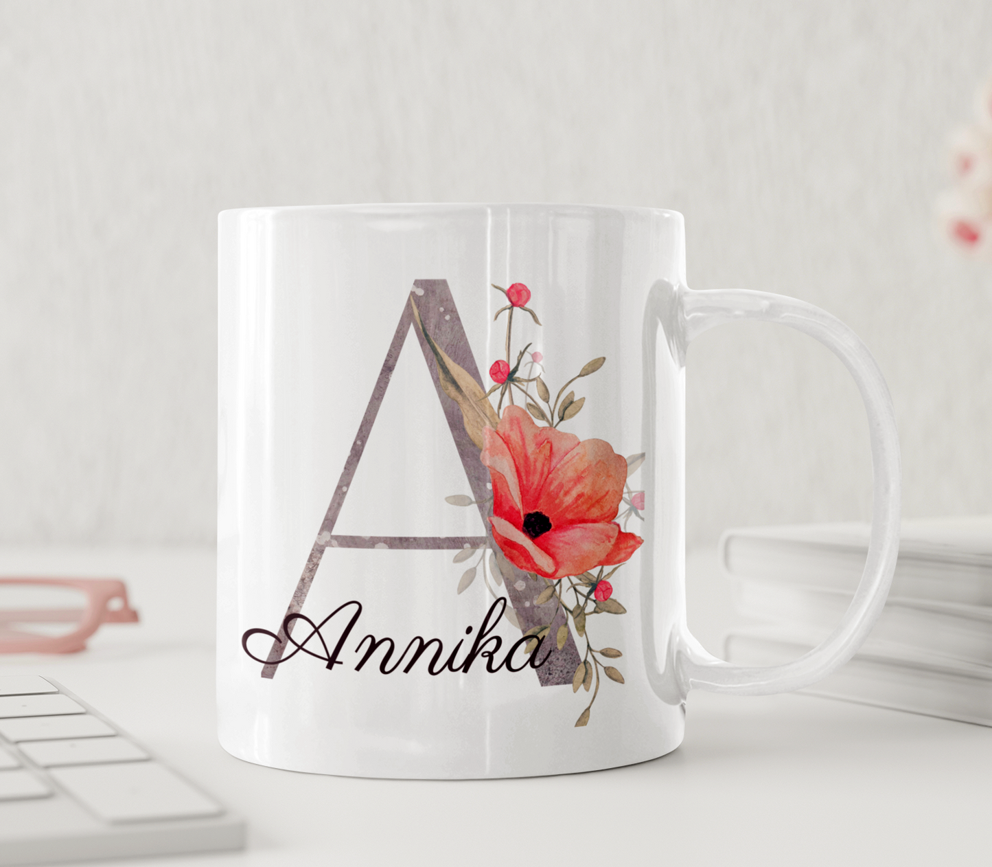 Personalisierte Tasse mit Mohnblume und Namen – elegantes Geschenk im Vintage-Stil