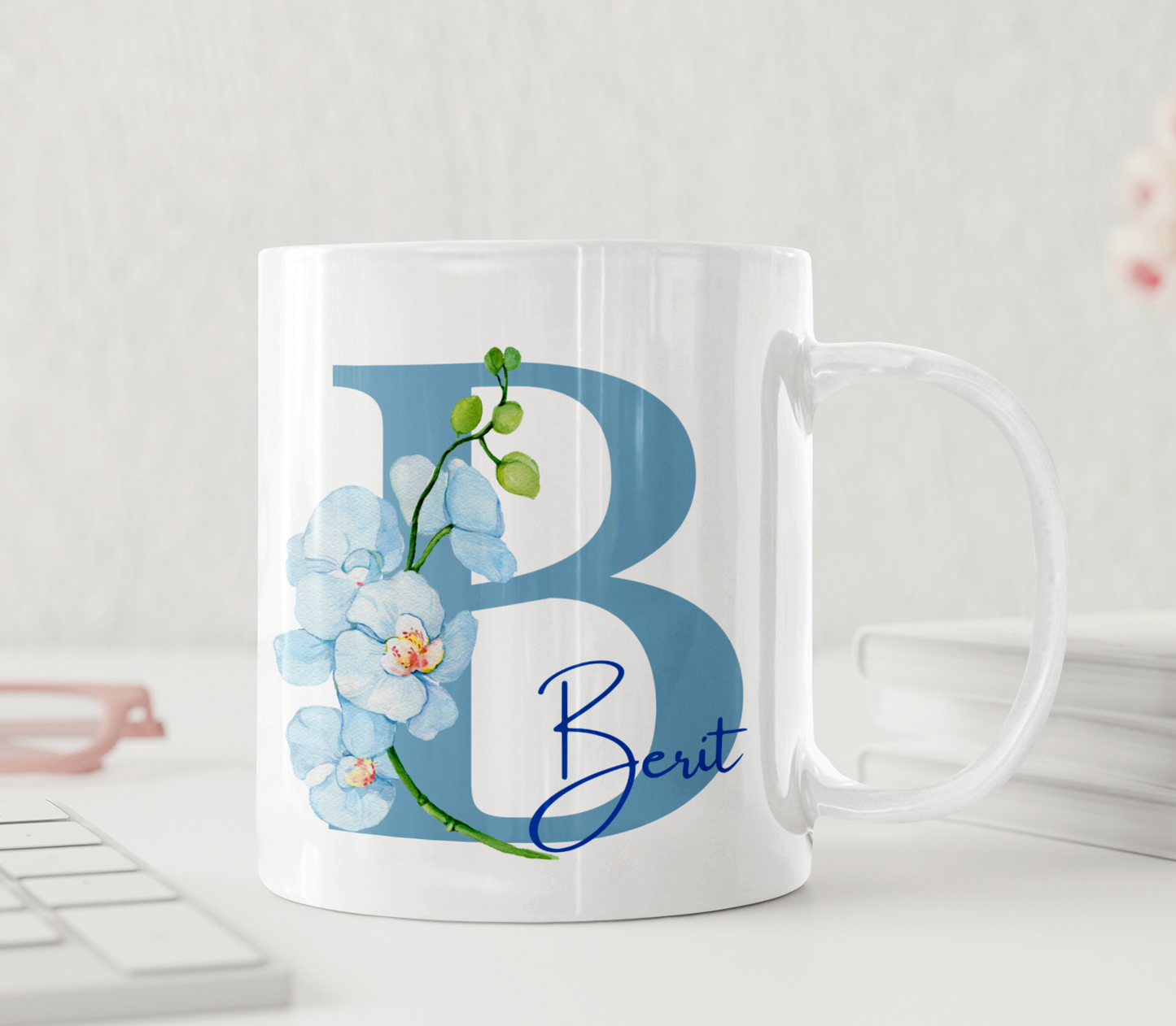 Personalisierte Tasse mit Namen und blauer Orchidee – elegante Monogramm-Tasse