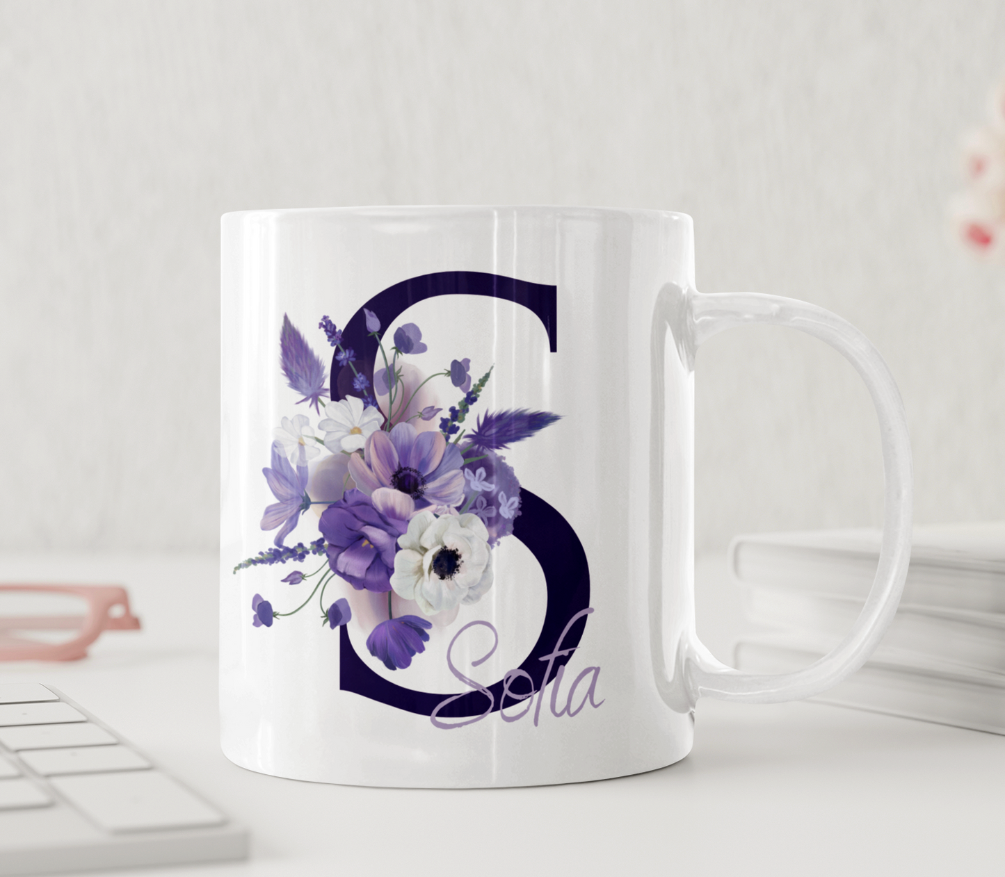 Personalisierte Tasse mit Namen und lila Blumen – Monogramm-Tasse im eleganten Stil