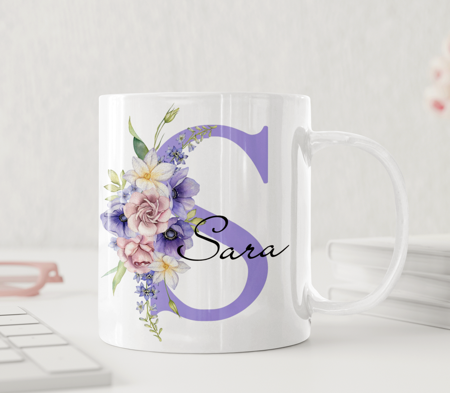Personalisierte Tasse mit lila Blumen und Namen – elegante Keramiktasse für sie
