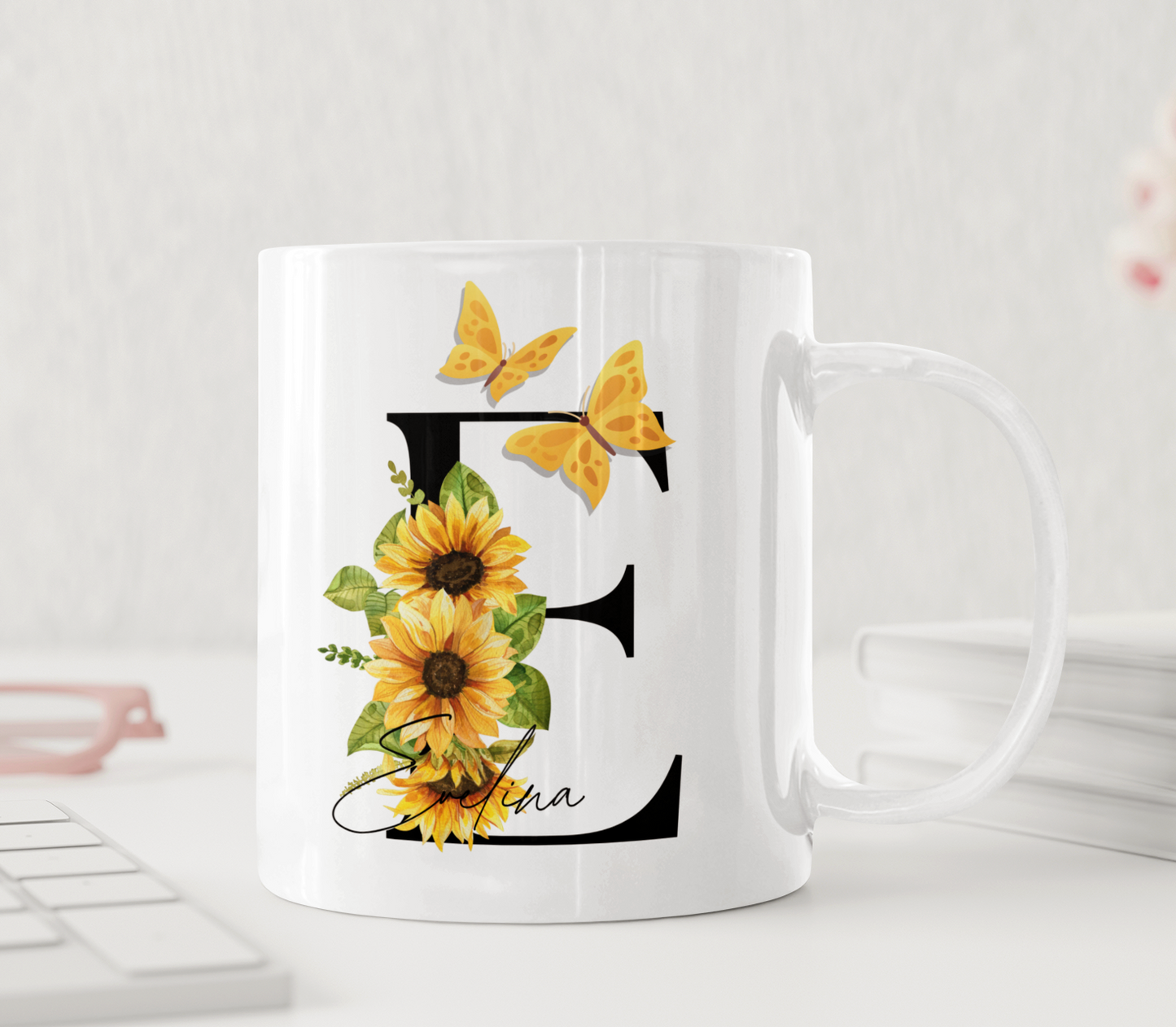 Personalisierte Tasse mit Sonnenblume, Schmetterling und Namen – sommerliche Keramiktasse als Geschenk