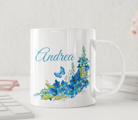 Personalisierte Tasse mit Namen und blauen Frühlingsblumen – florale Geschenkidee mit Schmetterling