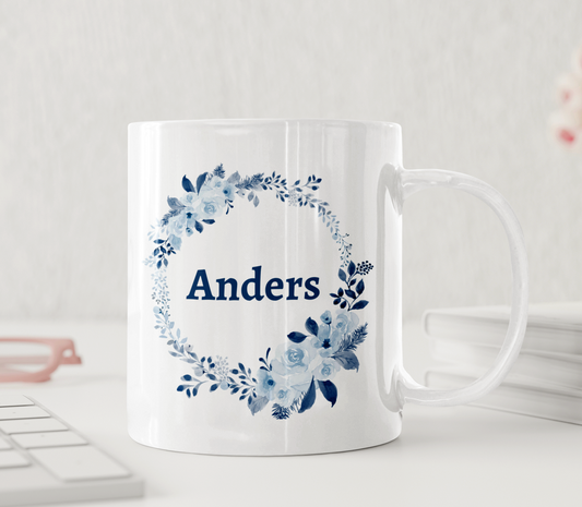 Personalisierte Tasse mit Namen und blauem Blumenkranz – stilvolles Geschenk für ihn