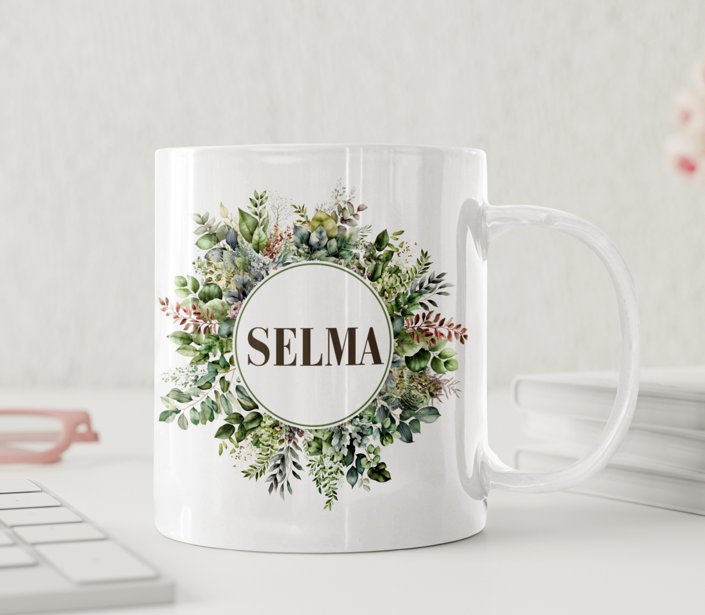 Personalisierte Tasse mit Namen und grünen Blättern – natürliche und stilvolle Blumentasse