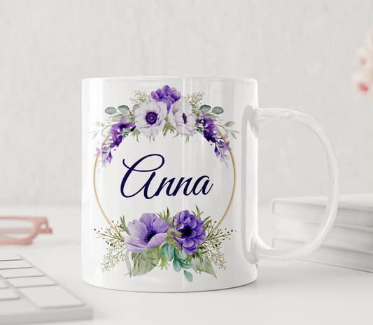 Personalisierte Tasse mit Namen im lila Blumenkranz – elegante Geschenkidee