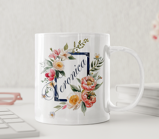 Personalisierte Tasse mit Namen, Blumen und Rahmen – elegante Geschenkidee