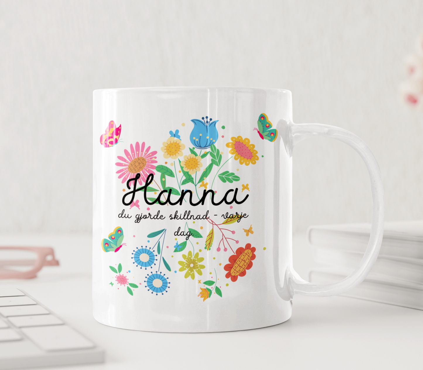 Personalisierter Frühlingsbecher mit Blumen und Schmetterlingen – farbenfroher Namensbecher