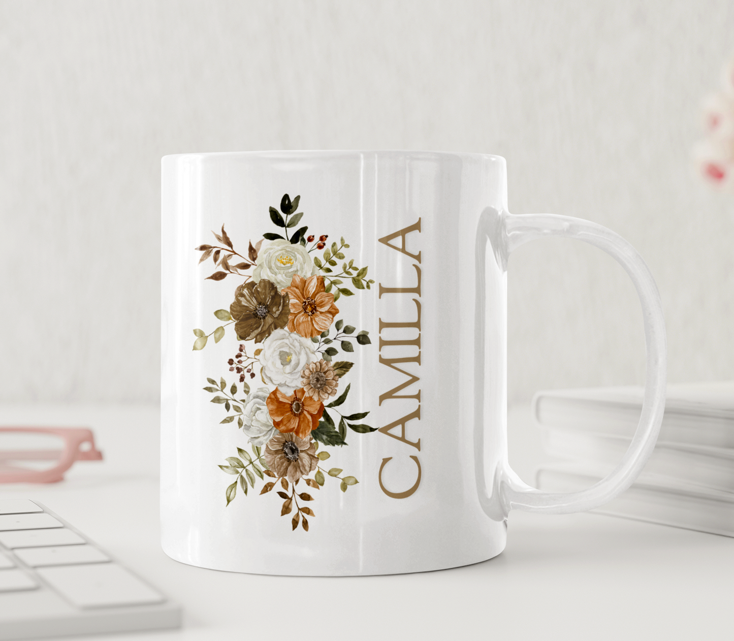 Personalisierte Tasse mit Mohnblume und Namen – florale Keramik-Geschenktasse